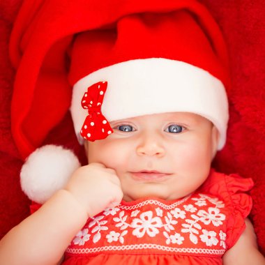 Noel Baba şapkalı küçük bebek