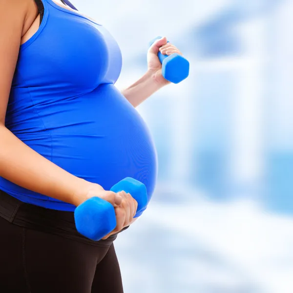 Femmina incinta fare esercizio fisico — Foto Stock