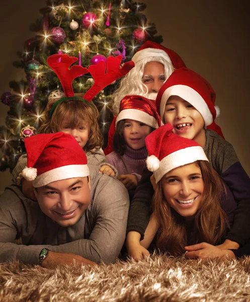 Família feliz na véspera de Natal — Fotografia de Stock