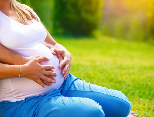 Genitori felici in attesa di bambino — Foto Stock