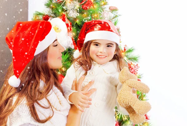 Mutlu aile Noel ağacının yanında — Stok fotoğraf