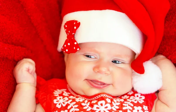 Söta nyfödda baby på christmastime — Stockfoto