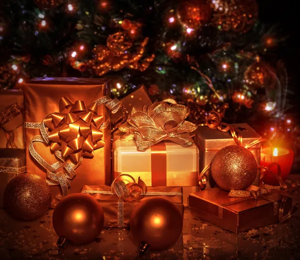 Χριστουγεννιάτικα δώρα κάτω από το δέντρο — Φωτογραφία Αρχείου