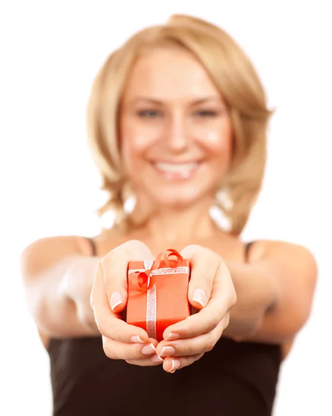 Mulher feliz dando caixa de presente — Fotografia de Stock