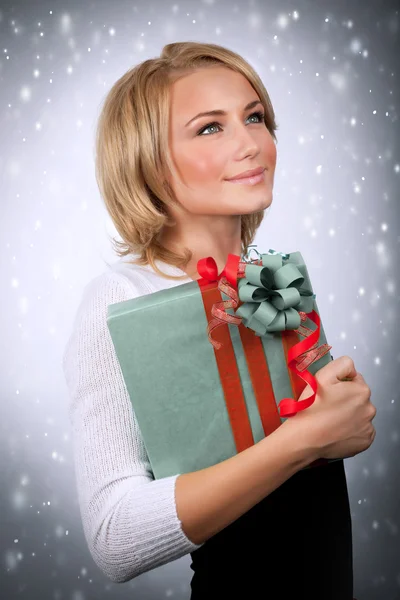 Hübsche Frau mit Weihnachtsgeschenk — Stockfoto