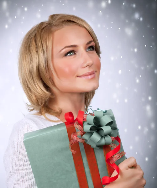 Ładna kobieta trzyma pudełko prezentów. — Zdjęcie stockowe