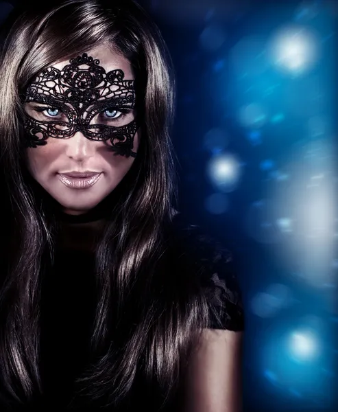 Krásná žena nosí masku — Stock fotografie
