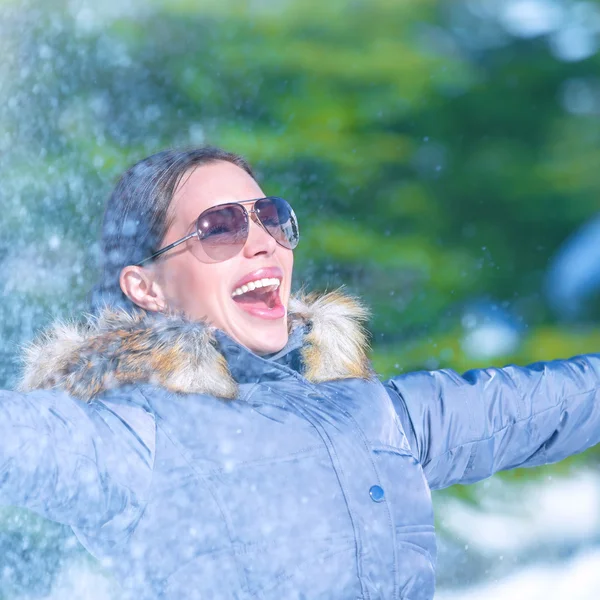 Vrolijke vrouw in winter park — Stockfoto