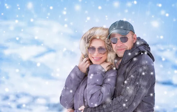 降雪下で幸せなカップル — ストック写真
