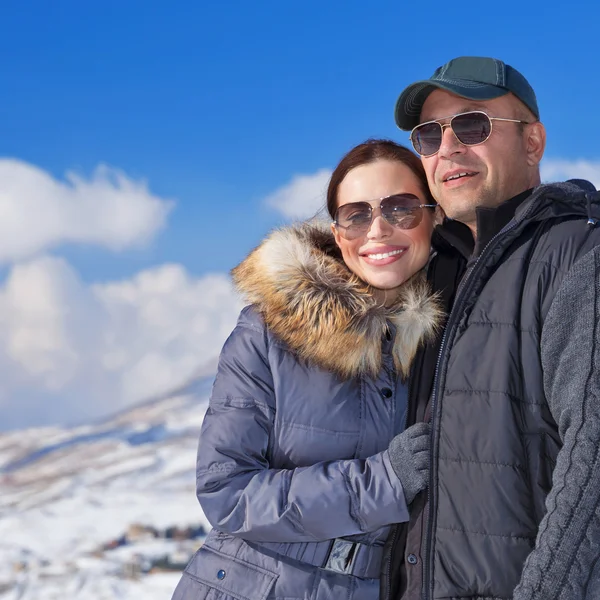 Счастливая пара в зимних горах — стоковое фото