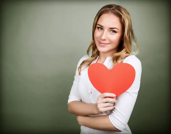 Linda chica con corazón de papel rojo —  Fotos de Stock