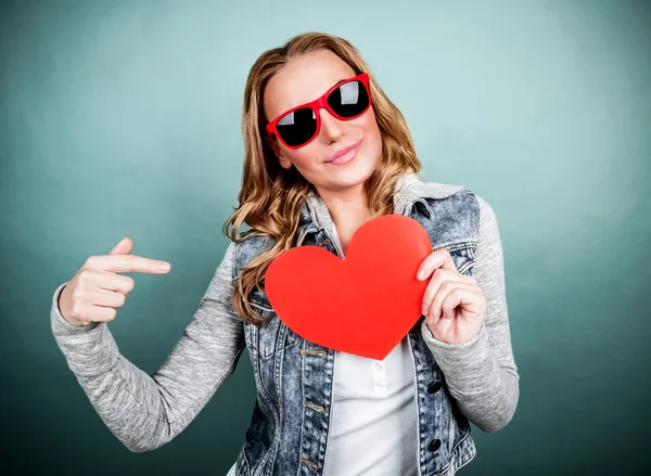 Frau mit romantischer Postkarte — Stockfoto