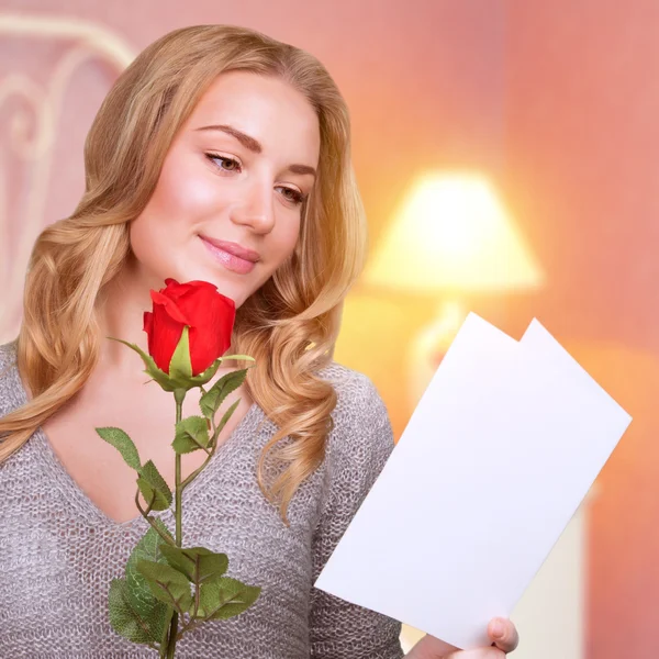 Romantische vrouw in dag van de Valentijnskaart — Stockfoto