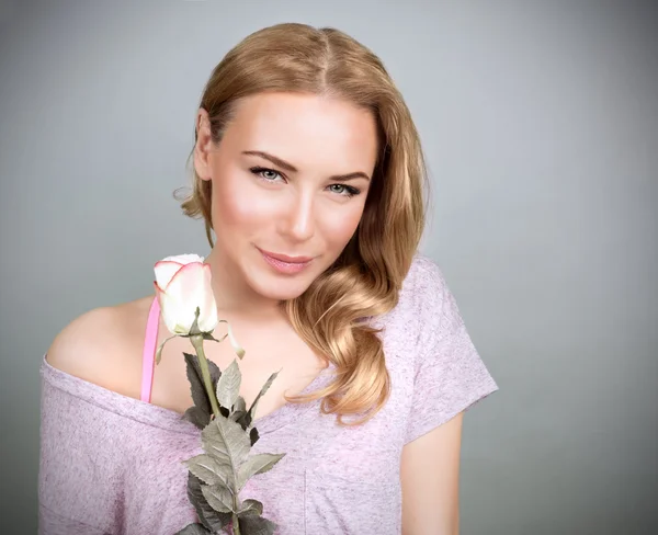 Симпатична дівчина з ніжною трояндою — стокове фото