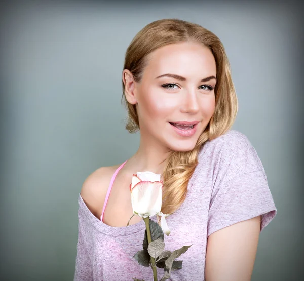 Sexy vrouw met witte roos — Stockfoto