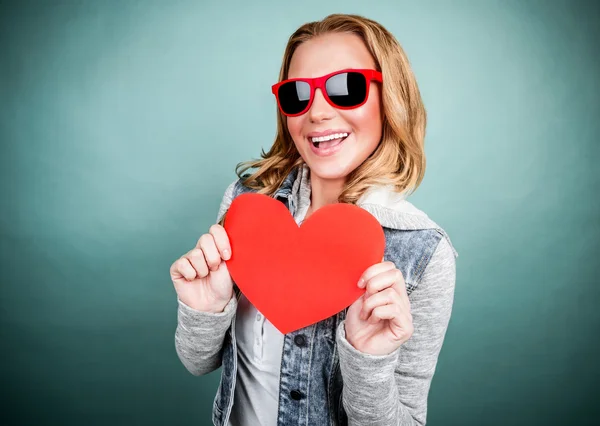 Femme joyeuse avec coeur en papier — Photo