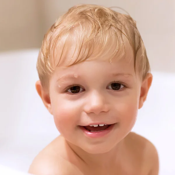 Süßer kleiner Junge beim Baden — Stockfoto