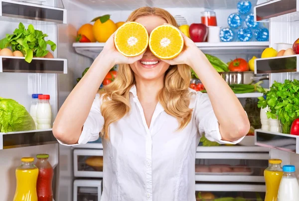 Fröhliches Weibchen in der Küche — Stockfoto