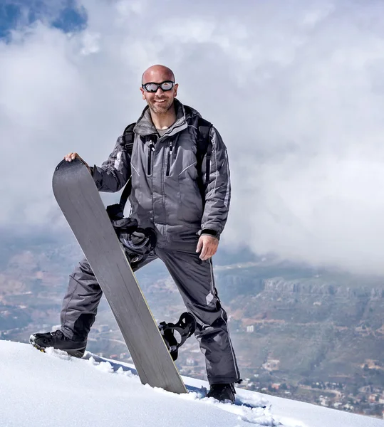 Homem snowboarder nas montanhas — Fotografia de Stock
