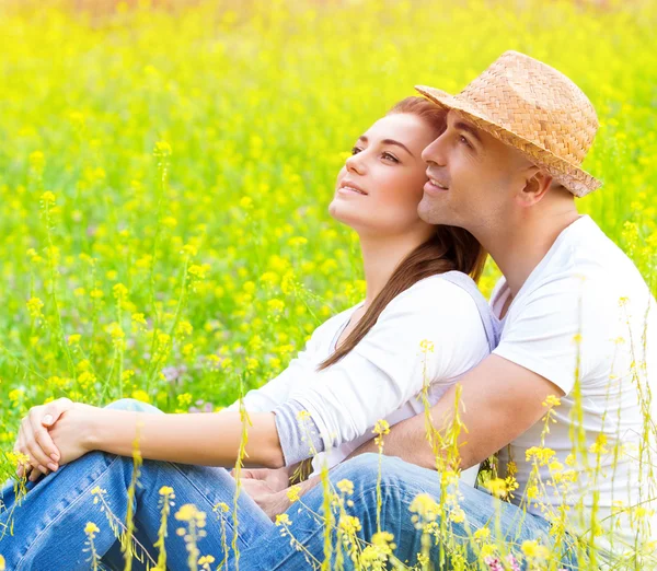 Pareja feliz en el campo floral —  Fotos de Stock