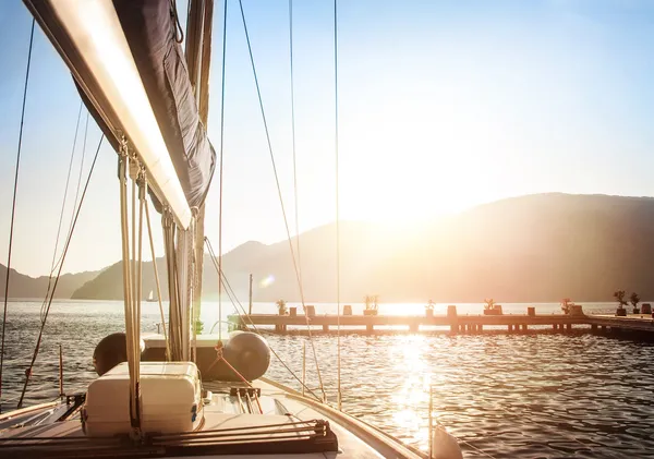 Zeilboot op zonsondergang — Stockfoto