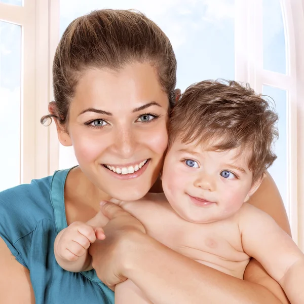 Glückliche Mutter und kleiner Junge — Stockfoto