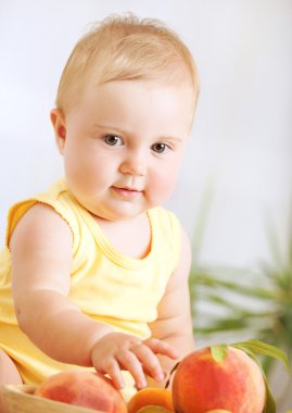 meyve ile şirin bebek