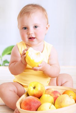 pequeño bebé comer manzana