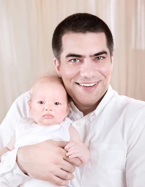 Père heureux avec bébé — Photo