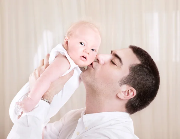 Handsome daddy kissing daughter — Stock Photo, Image