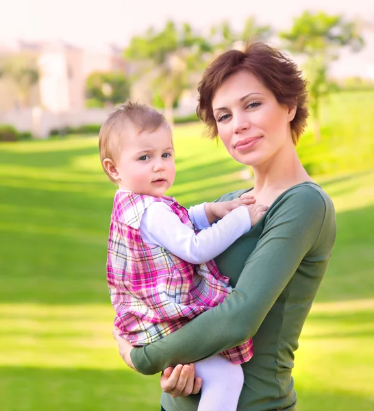 Meisje van de baby met moeder in het park — Stockfoto