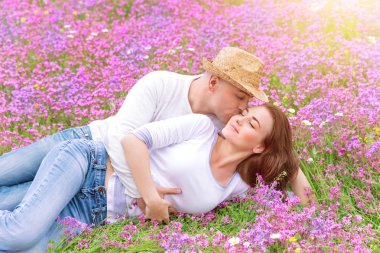 Bahar çayır üzerinde Kisses