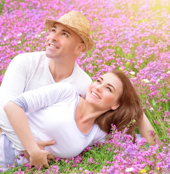 Casal amoroso no campo floral — Fotografia de Stock