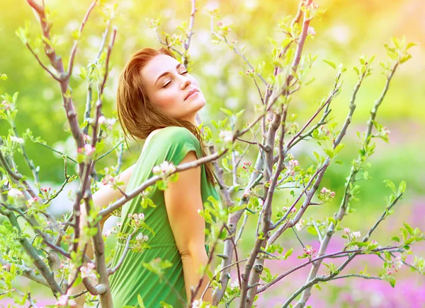 Donna seducente in giardino — Foto Stock