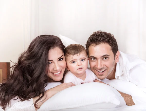 Familia feliz en casa —  Fotos de Stock