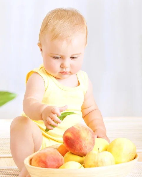 Söt baby med frukter — Stockfoto