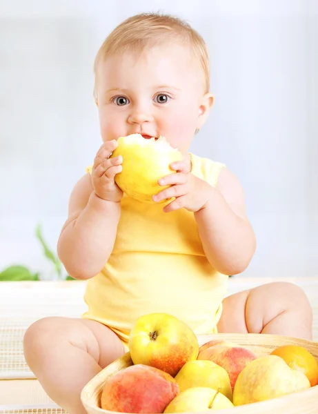 Мила дитина з фруктами — стокове фото