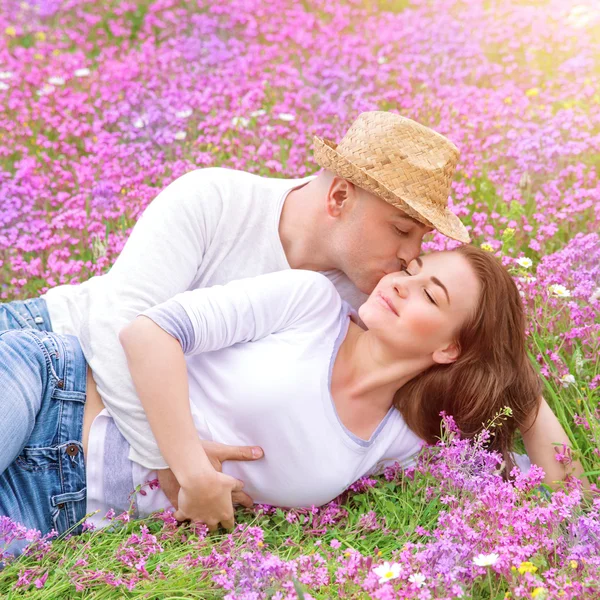 Jovem família beijando no jardim — Fotografia de Stock