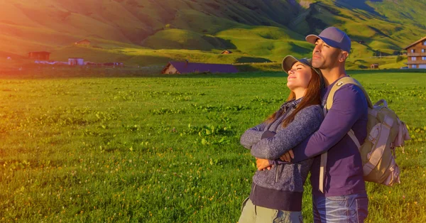 Pareja cariñosa en las montañas — Foto de Stock