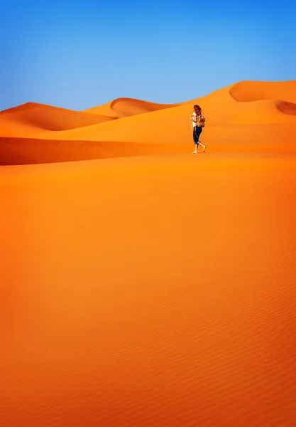 Woman in hot desert — Stock Photo, Image