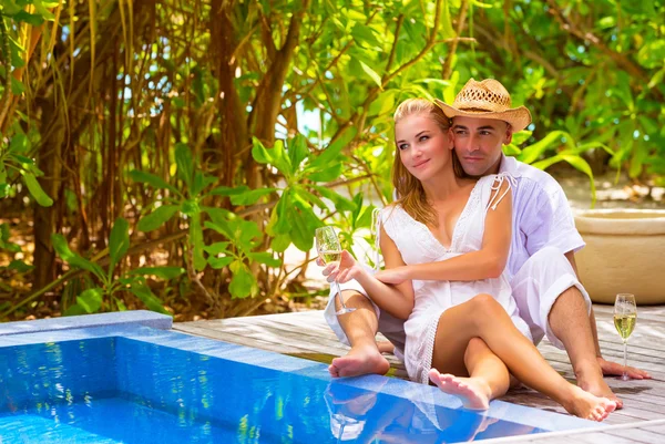 Casal feliz no resort romântico — Fotografia de Stock