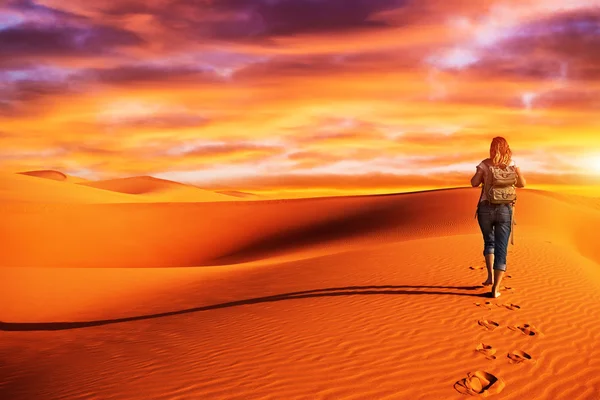 Donna che viaggia nel deserto — Foto Stock