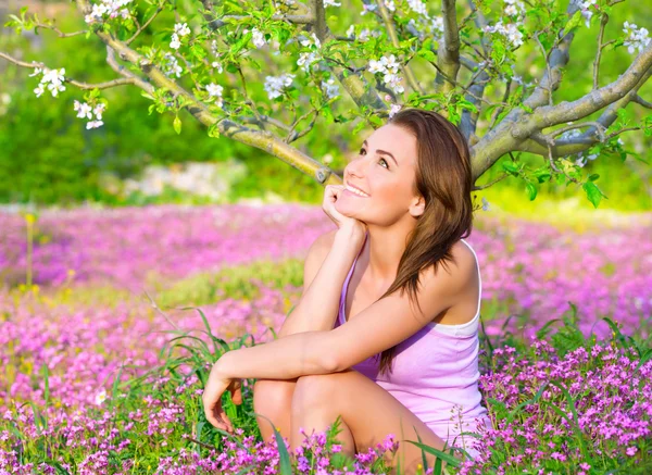Mujer soñadora en el parque floreciente — Foto de Stock