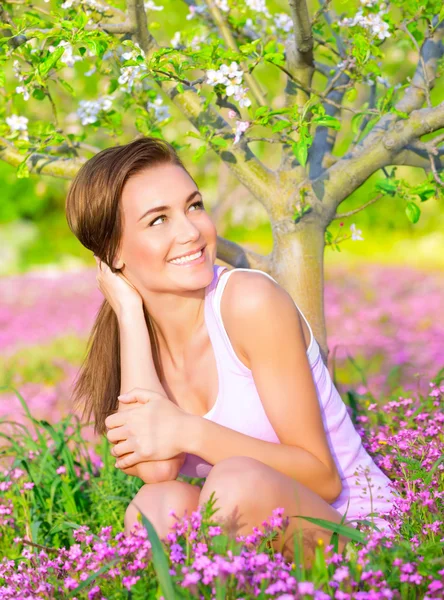 Kadın ilkbahar arka bahçesinde üzerinde — Stok fotoğraf