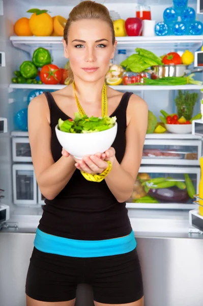 Здоровая женщина со свежим салатом — стоковое фото
