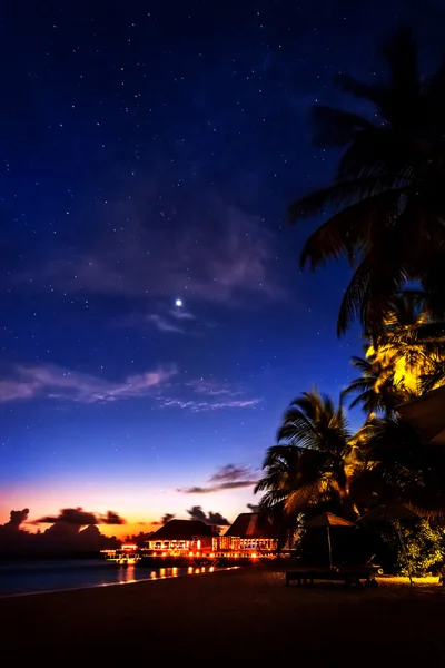 Complejo tropical por la noche — Foto de Stock