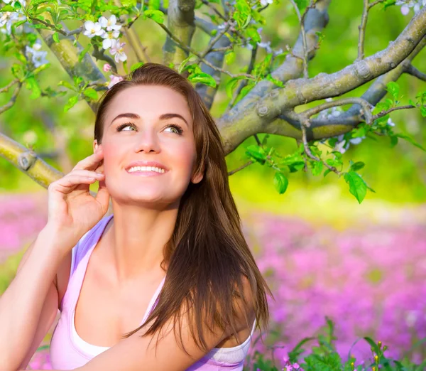 Mujer feliz en floreciente jardín — Foto de Stock