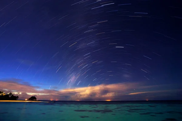 Noite estrelada no resort tropical — Fotografia de Stock