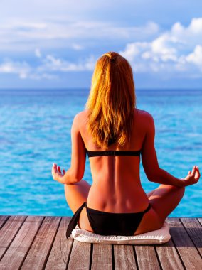 deniz kıyısı Yoga egzersiz