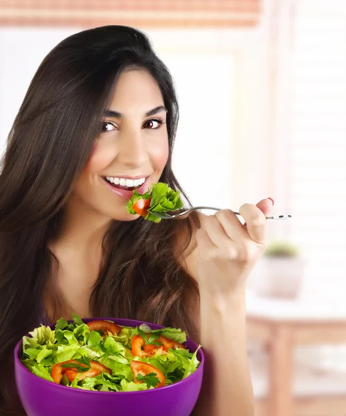 Mulher comendo salada — Fotografia de Stock